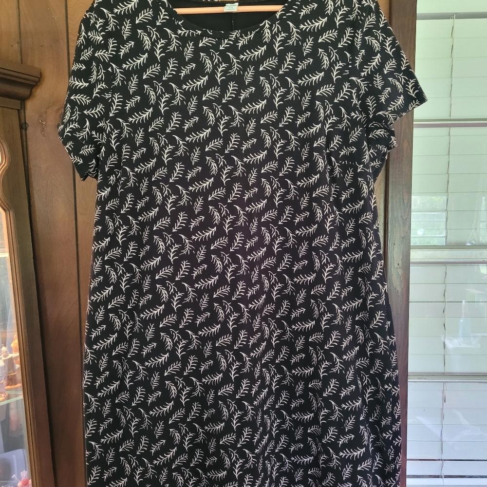 Old Navy Knit Black Dress with Leaf Print